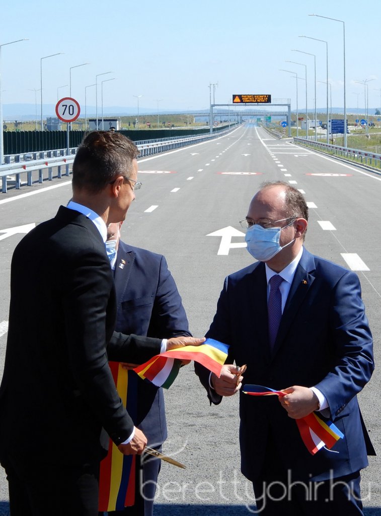 Átadták az M4-es autópálya Ártándig tartó szakaszát26